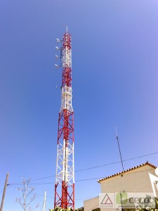 Torre y antenas de emisora de radiodifusión FM